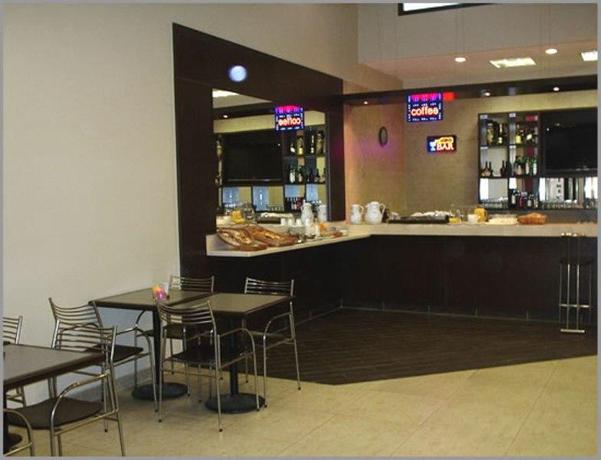 Imagen del bar/restaurante del Hotel Bah&iacute;a, Bahia Blanca. Foto 2