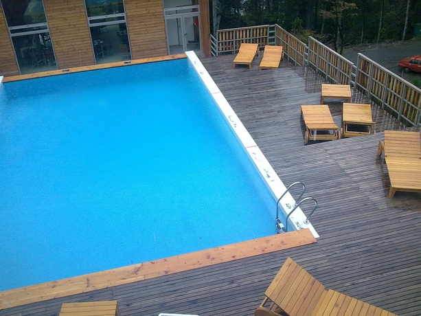 Imagen de la piscina del Hotel Bah&iacute;a Monta&ntilde;a. Foto 13