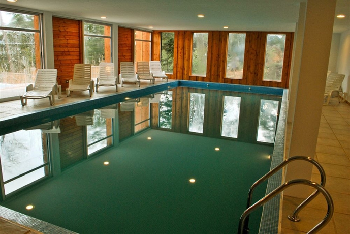 Imagen de la piscina del Hotel Bah&iacute;a Monta&ntilde;a. Foto 14