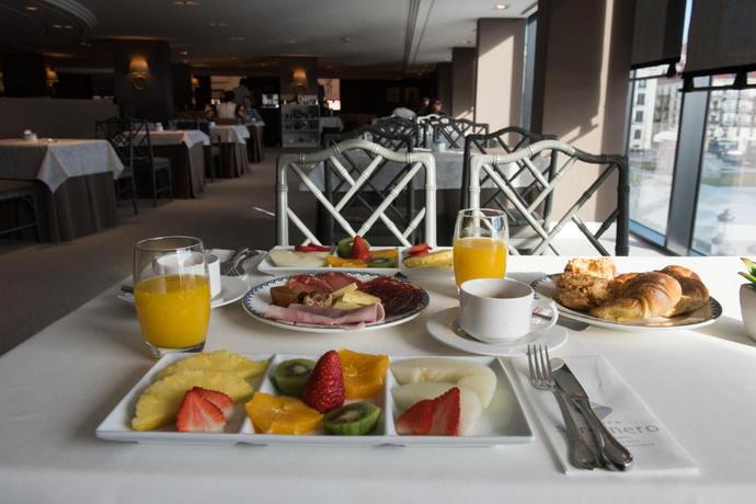 Imagen del bar/restaurante del Hotel Bah&iacute;a, Santander. Foto 5