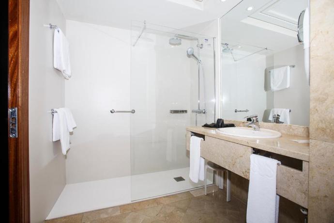 Imagen de la habitación del Hotel Bah&iacute;a, Santander. Foto 12