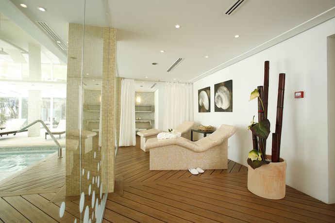 Imagen de la piscina del Hotel Bahía Suites Camp De Mar. Foto 20