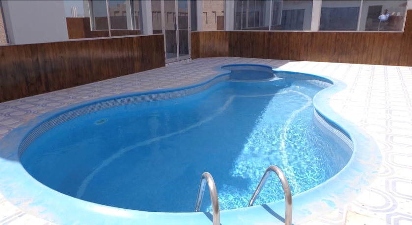 Imagen de la piscina del Hotel Bahrain Carlton. Foto 16