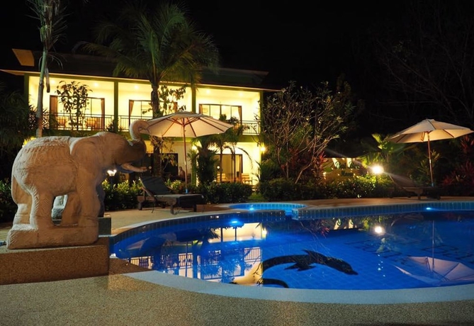 Imagen de la piscina del Hotel Bai Bai Home. Foto 19