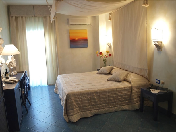 Imagen de la habitación del Hotel Baia Dei Faraglioni. Foto 5