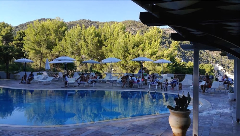 Imagen de la piscina del Hotel Baia Dei Faraglioni. Foto 17
