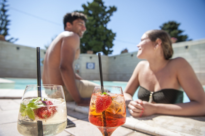 Imagen de la piscina del Hotel Baia Del Capitano. Foto 16