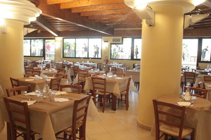 Imagen del bar/restaurante del Hotel Baia Della Rocchetta. Foto 17