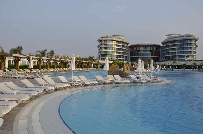 Imagen de la piscina del Hotel Baia Lara. Foto 15