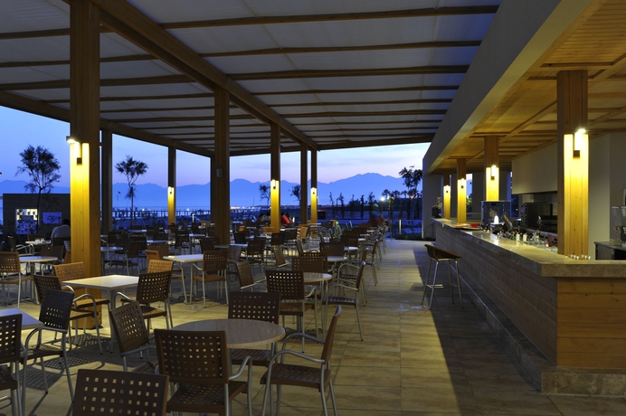 Imagen del bar/restaurante del Hotel Baia Lara. Foto 7