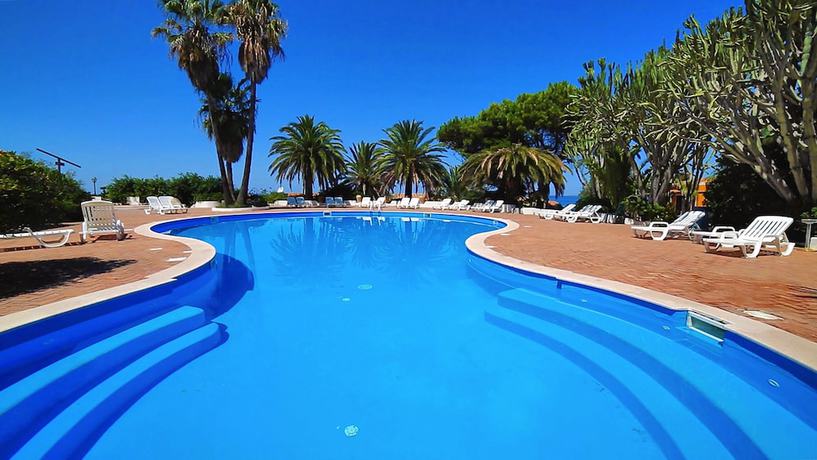 Imagen de la piscina del Hotel Baia Paraelios Resort. Foto 11