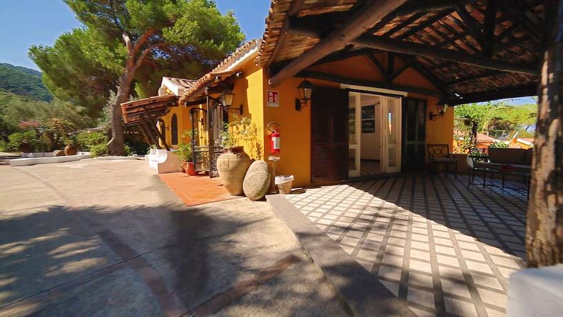 Imagen de los interiores del Hotel Baia Paraelios Resort. Foto 9