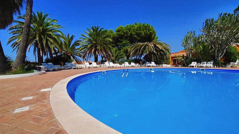 Imagen de la piscina del Hotel Baia Paraelios Resort. Foto 12