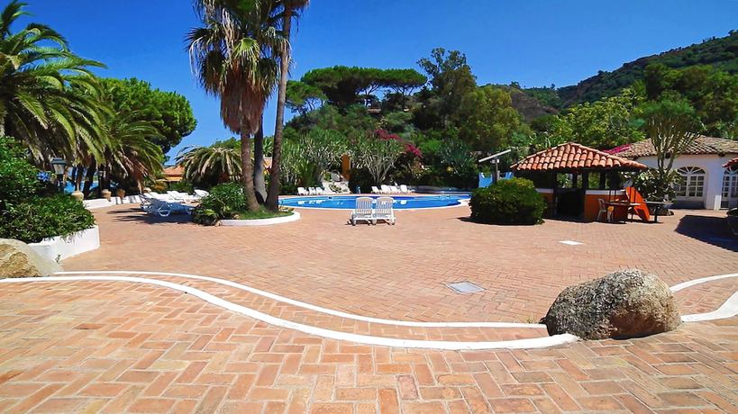 Imagen de la piscina del Hotel Baia Paraelios Resort. Foto 14
