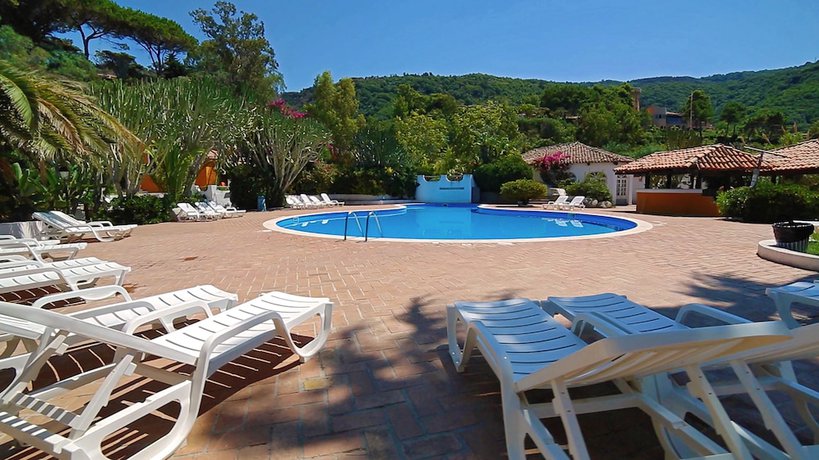 Imagen de la piscina del Hotel Baia Paraelios Resort. Foto 15