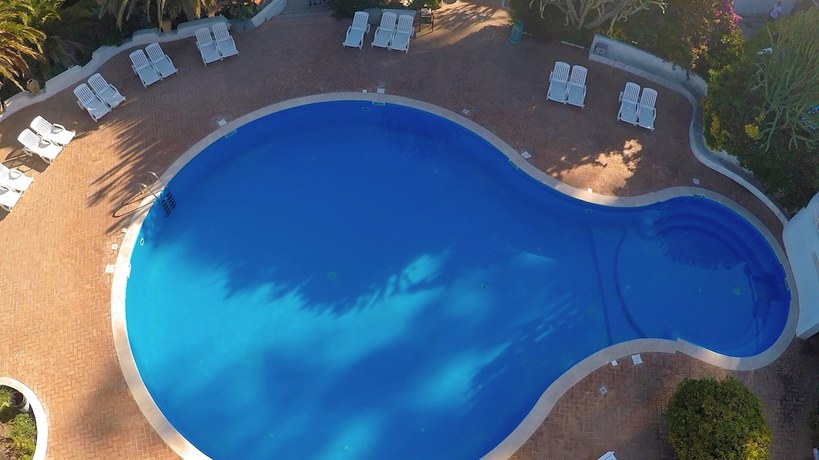 Imagen de la piscina del Hotel Baia Paraelios Resort. Foto 16