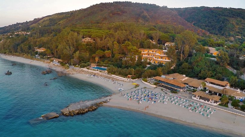 Imagen de los exteriores del Hotel Baia Paraelios Resort. Foto 7