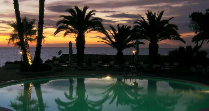 Imagen de la piscina del Hotel Baia Paraelios Resort. Foto 17