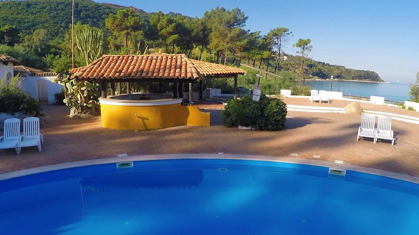 Imagen de la piscina del Hotel Baia Paraelios Resort. Foto 18
