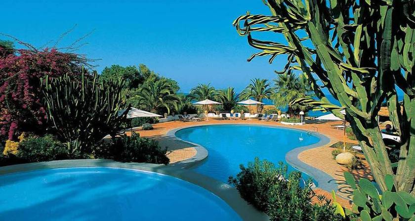 Imagen de la piscina del Hotel Baia Paraelios Resort. Foto 19