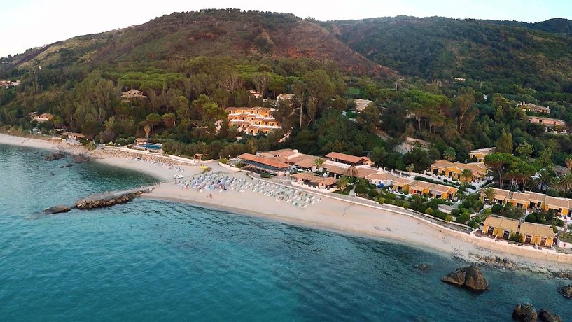 Imagen de los exteriores del Hotel Baia Paraelios Resort. Foto 8
