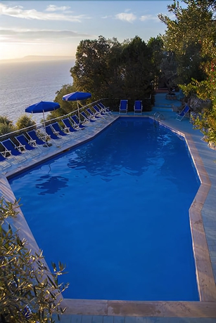 Imagen de la piscina del Hotel Baia Serena. Foto 17
