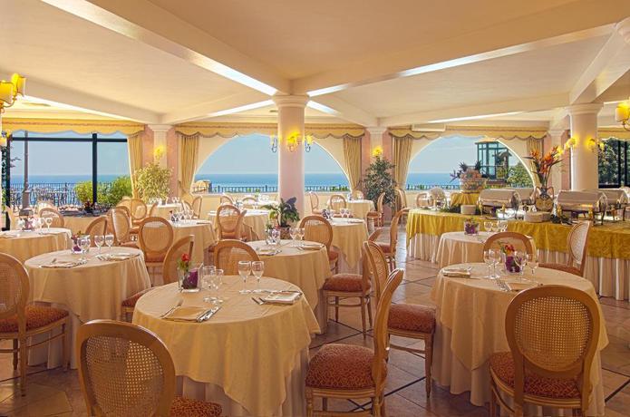 Imagen del bar/restaurante del Hotel Baia Taormina - CDSHotels. Foto 5