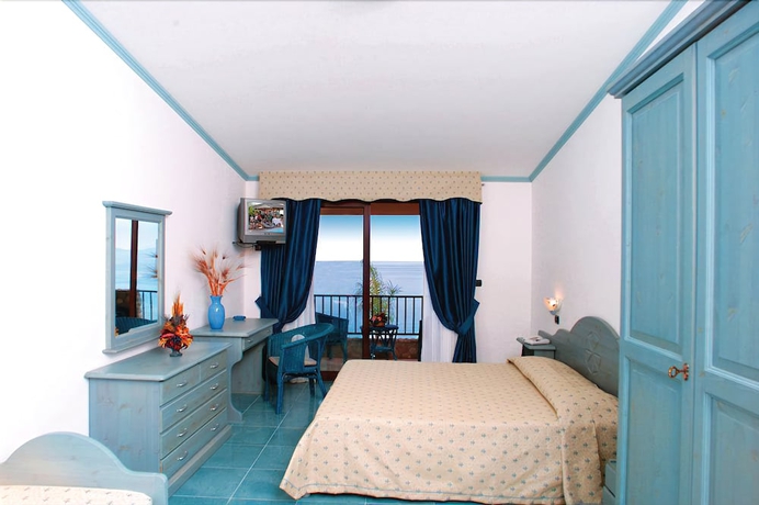 Imagen de la habitación del Hotel Baia Tropea Resort. Foto 3