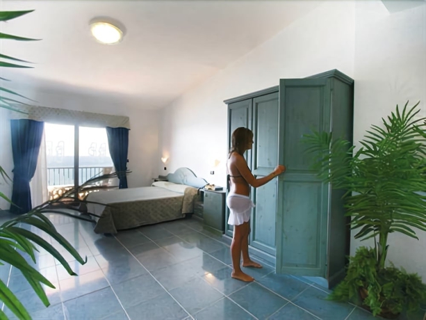 Imagen de la habitación del Hotel Baia Tropea Resort. Foto 8