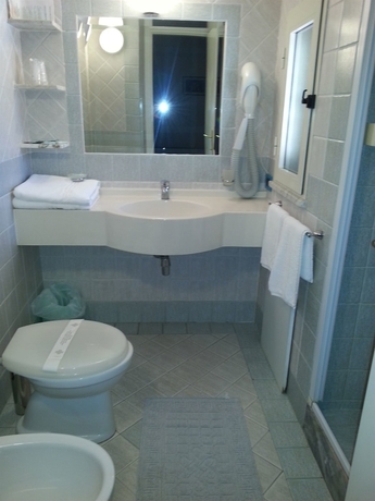 Imagen de la habitación del Hotel Baia Tropea Resort. Foto 11
