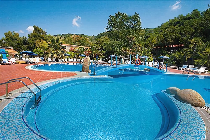 Imagen de la piscina del Hotel Baia Tropea Resort. Foto 16