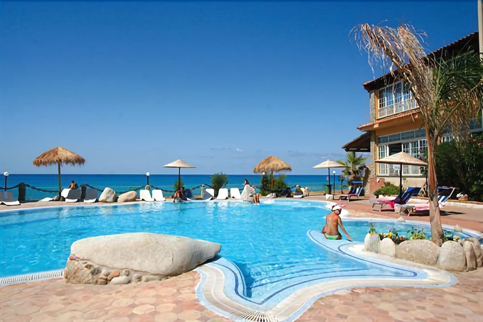 Imagen de la piscina del Hotel Baia Tropea Resort. Foto 17
