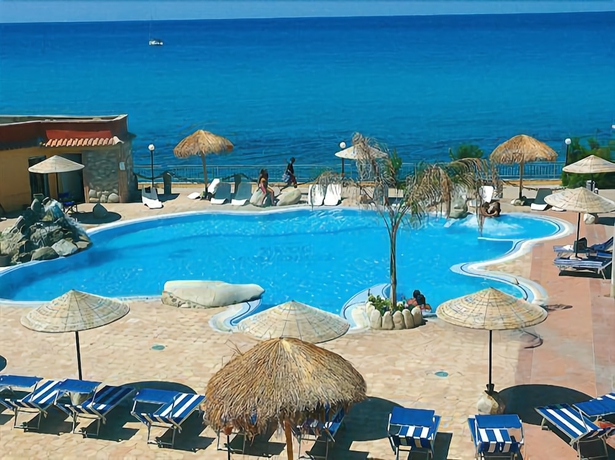 Imagen de la piscina del Hotel Baia Tropea Resort. Foto 18