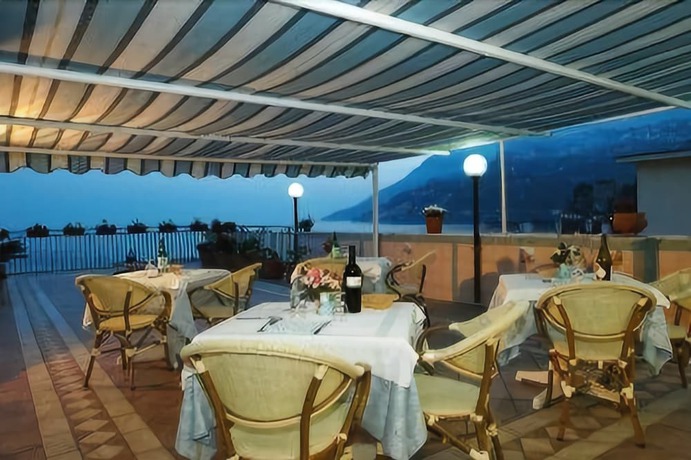 Imagen del bar/restaurante del Hotel Baia Verde. Foto 6