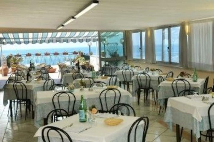 Imagen del bar/restaurante del Hotel Baia Verde. Foto 8