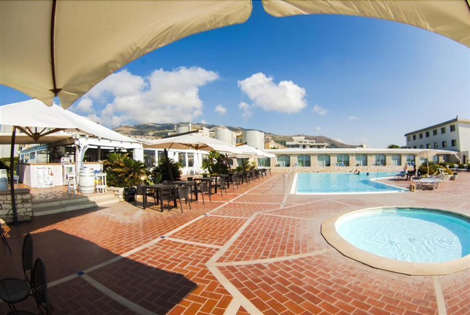 Imagen de la piscina del Hotel Baia dei Mulini Resort and Spa. Foto 16