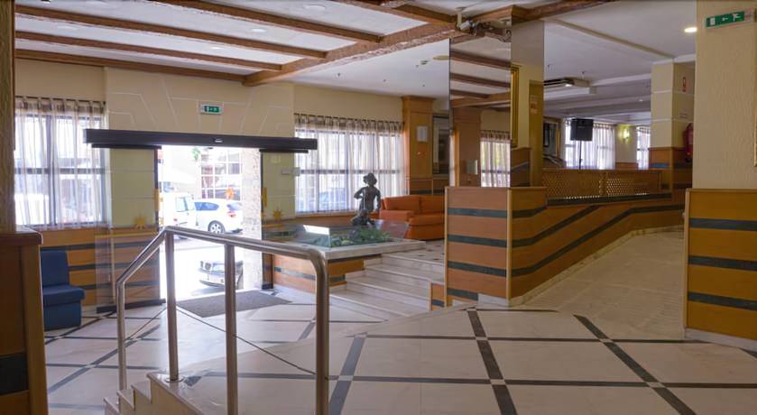 Imagen de los interiores del Hotel Baía Beach. Foto 16