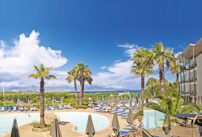 Imagen de la piscina del Hotel Baie des Anges Thalazur. Foto 8