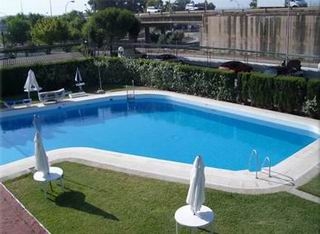 Imagen de la piscina del Hotel Bailen. Foto 35
