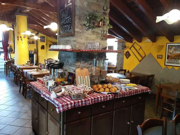 Imagen del bar/restaurante del Hotel Baita Cretaz. Foto 4