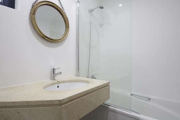 Imagen de la habitación del Hotel Baixa. Foto 9