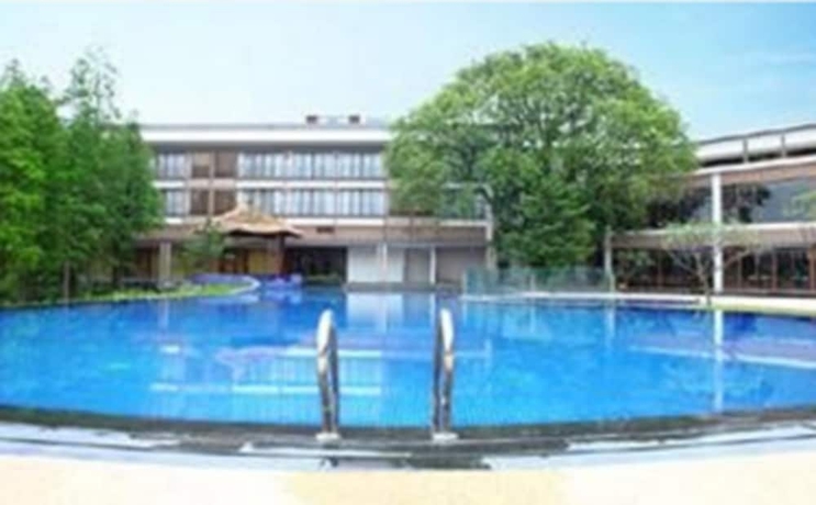 Imagen de la piscina del Hotel Baiyun Lakeside. Foto 19