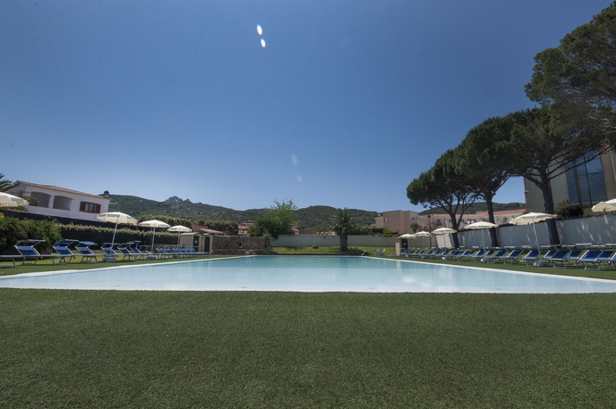 Imagen de la piscina del Hotel Baja. Foto 16