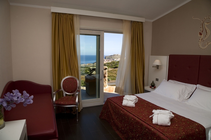 Imagen de la habitación del Hotel Bajaloglia Resort. Foto 9