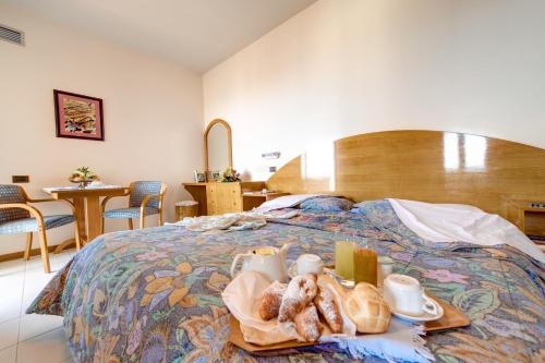 Imagen de la habitación del Hotel Bajamar Beach. Foto 9