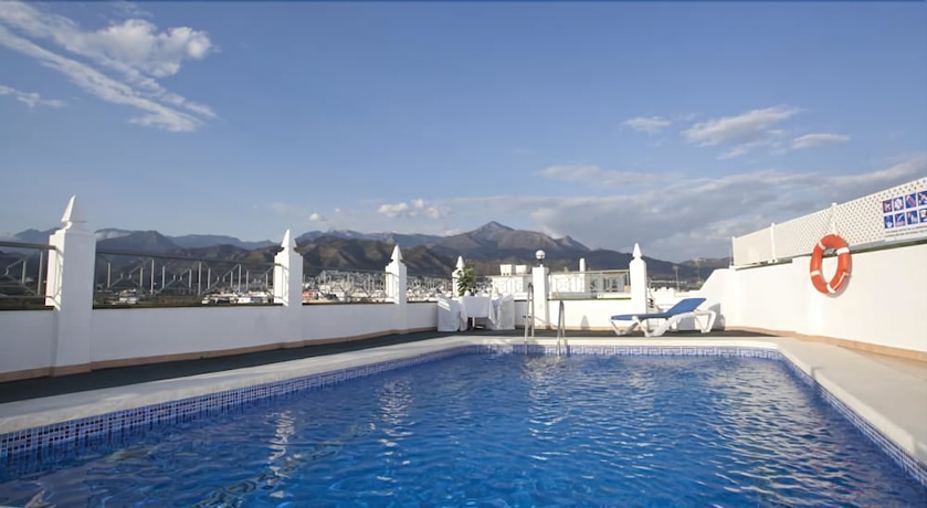 Imagen de la piscina del Hotel Bajamar. Foto 18