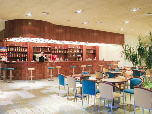 Imagen del bar/restaurante del Hotel Bakour Costa Brava. Foto 2
