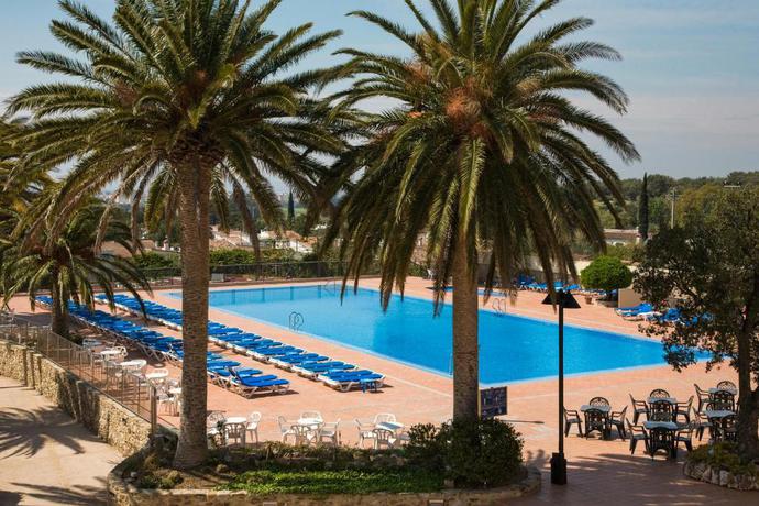 Imagen de la piscina del Hotel Bakour Costa Brava. Foto 16