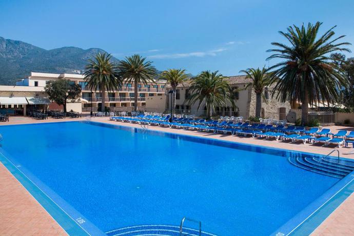 Imagen de la piscina del Hotel Bakour Costa Brava. Foto 17