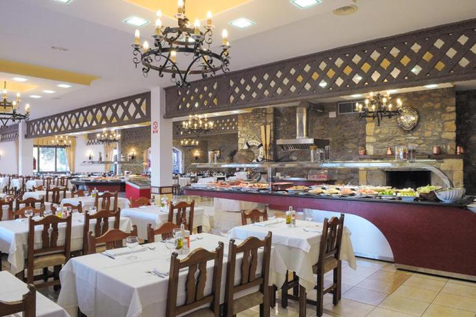 Imagen del bar/restaurante del Hotel Bakour Costa Brava. Foto 3